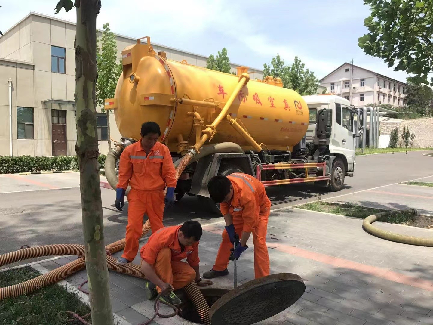 原州管道疏通车停在窨井附近